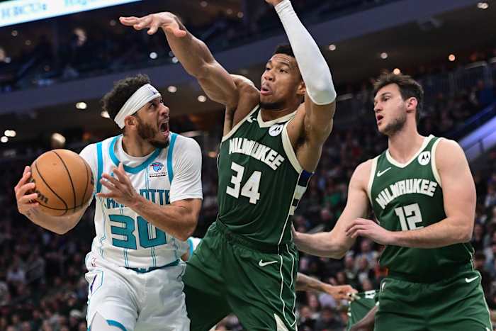 Charlotte Hornets guard Seth Curry (30) looks for a shot against Milwaukee Bucks forward Giannis Antetokounmpo (34) and forward Danilo Gallinari (12) 